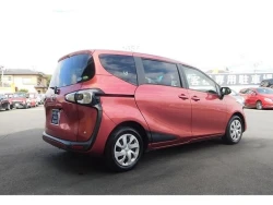 Toyota Sienta 3