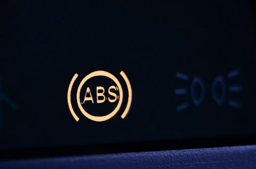 Как работает система АБС в автомобиле, ее основные функции и ключевые компоненты, особенности функционирования