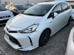 Toyota Prius Alpha 4
