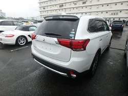 Mitsubishi Outlander 4