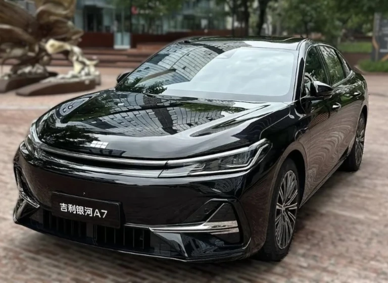 Geely запустила предварительные продажи седана Galaxy A7 EM-i. Характеристики и цены